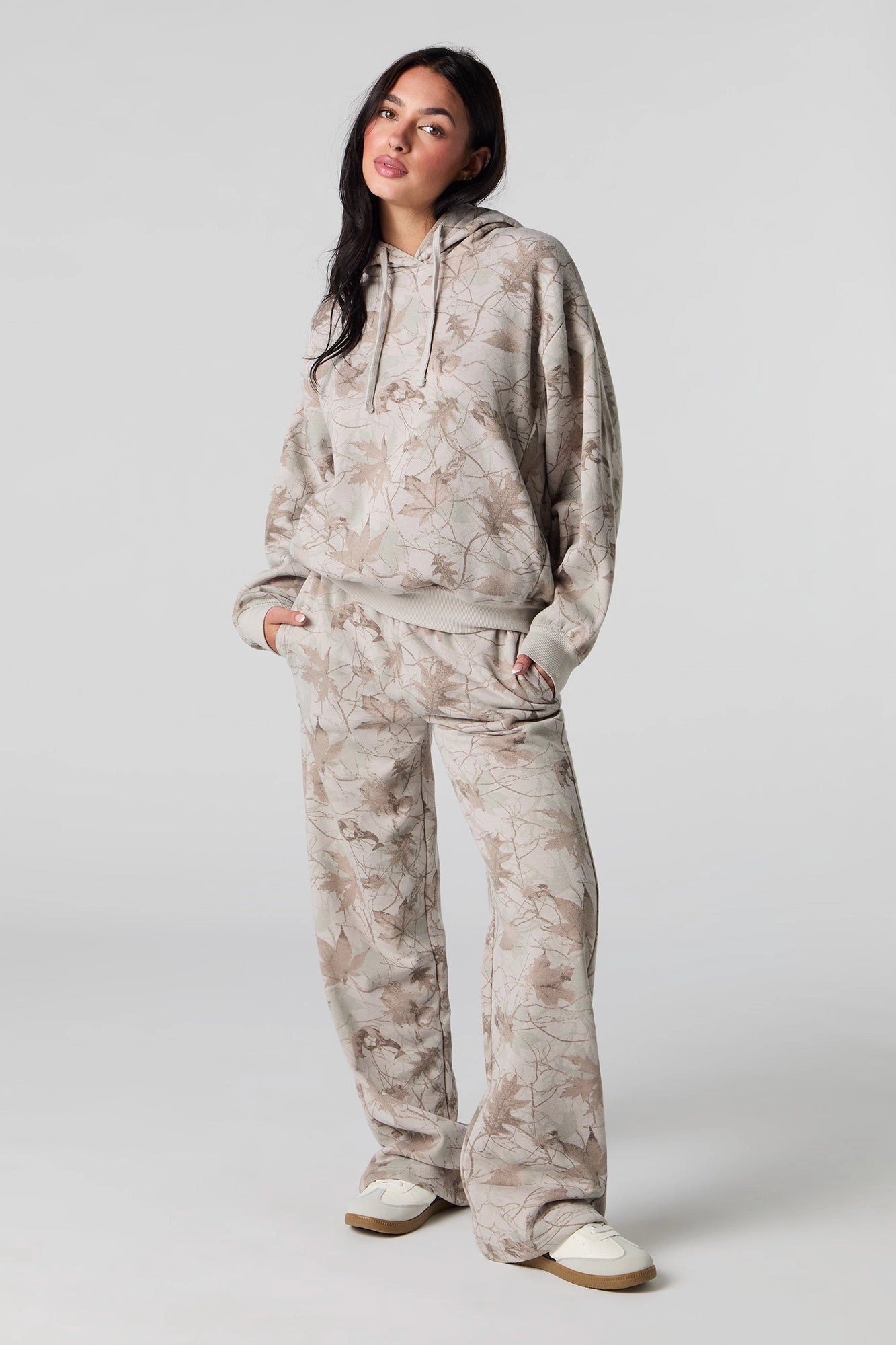 Pantalon d'entraînerment à jambe large en molleton avec motif camouflage