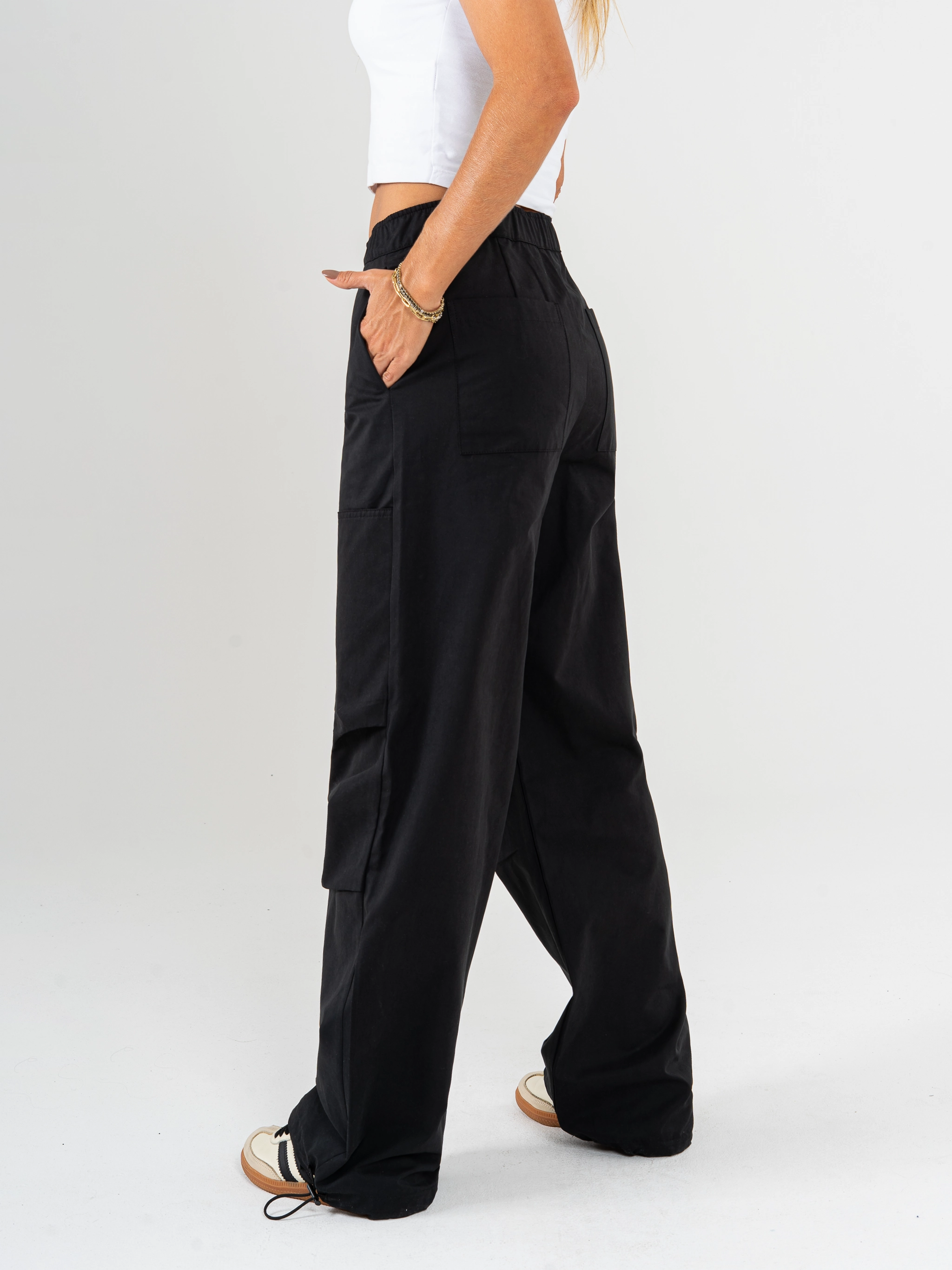 Ref: 069659 Pantalón cargo, straight leg, con cortes, pretina con resorte, tejido plano liviano,  tiro alto, tono negro