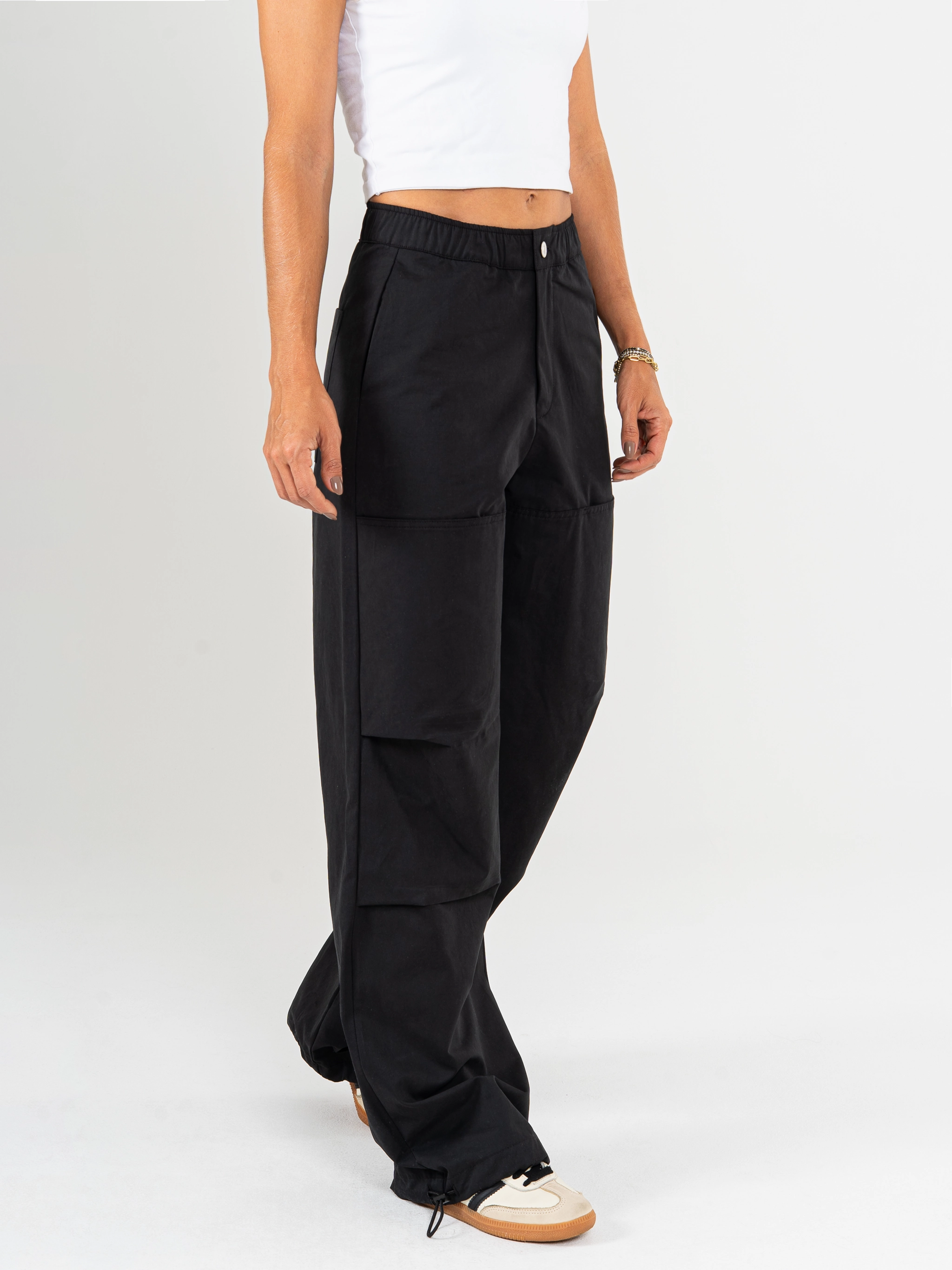 Ref: 069659 Pantalón cargo, straight leg, con cortes, pretina con resorte, tejido plano liviano,  tiro alto, tono negro