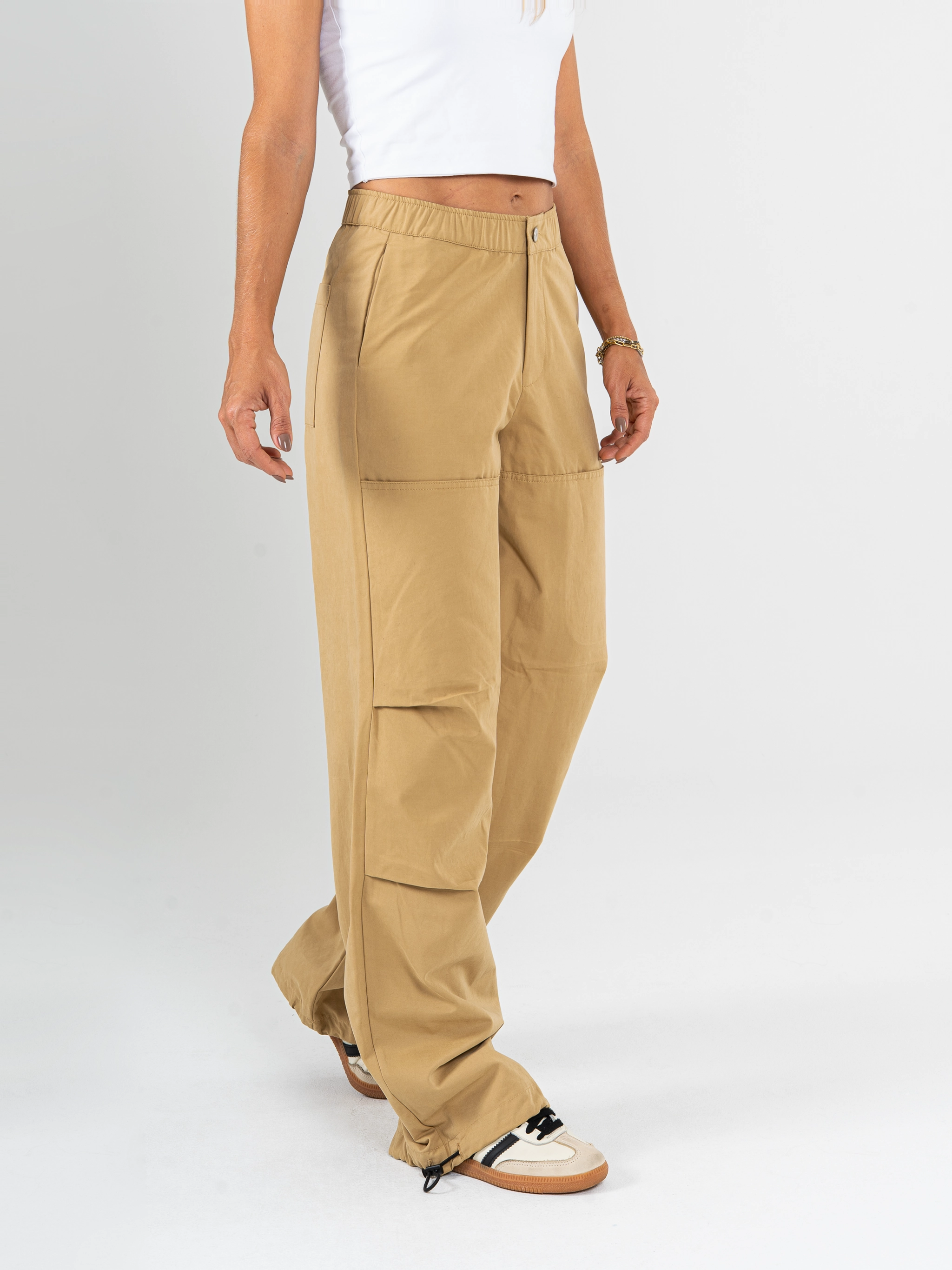 Ref: 069660 Pantalón cargo, straight leg, con cortes, pretina con resorte, tejido plano liviano, tiro alto, tono caqui