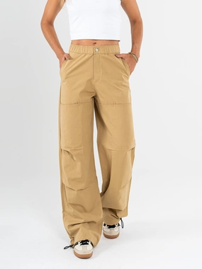Ref: 069660 Pantalón cargo, straight leg, con cortes, pretina con resorte, tejido plano liviano, tiro alto, tono caqui