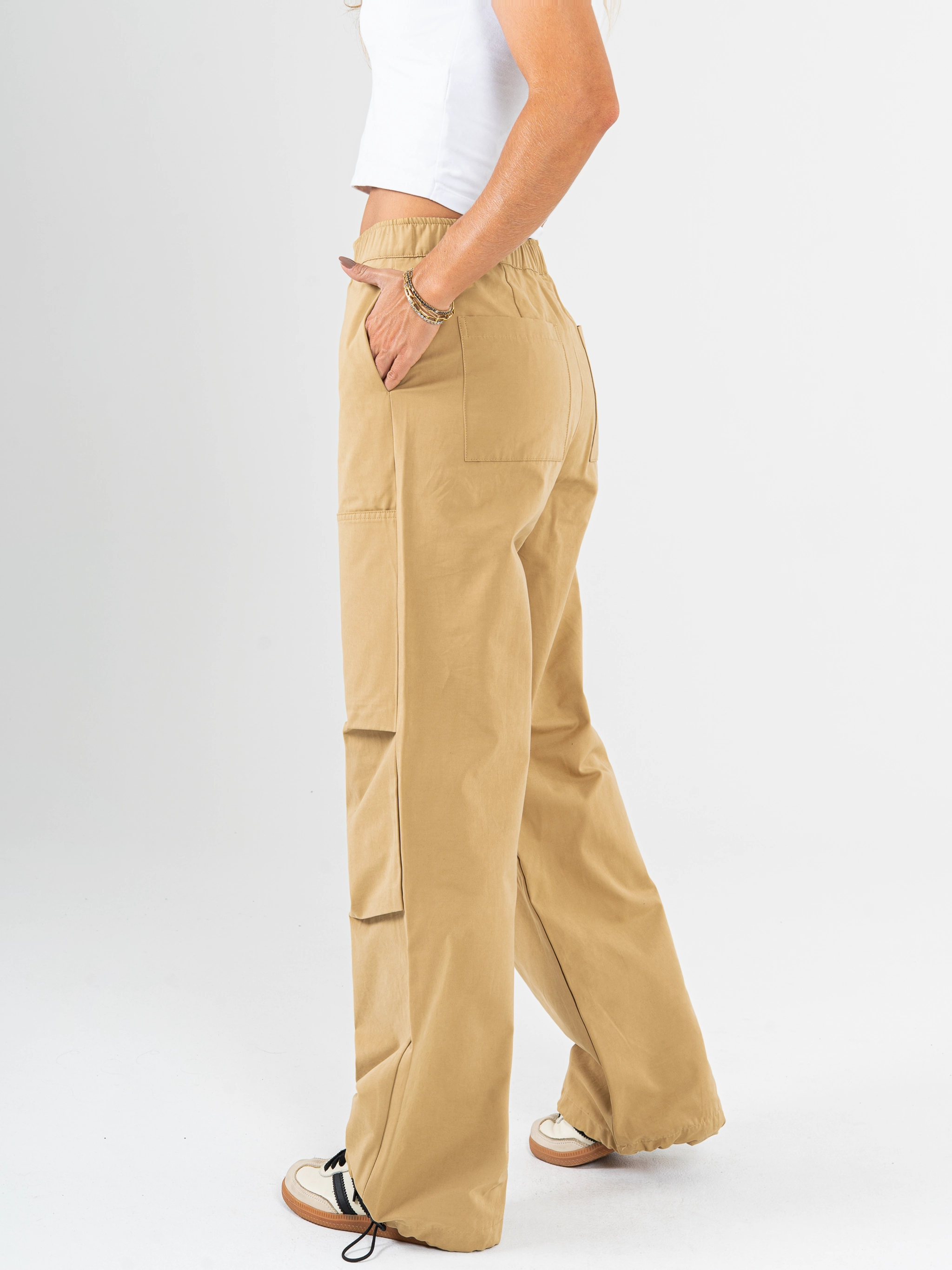 Ref: 069660 Pantalón cargo, straight leg, con cortes, pretina con resorte, tejido plano liviano, tiro alto, tono caqui