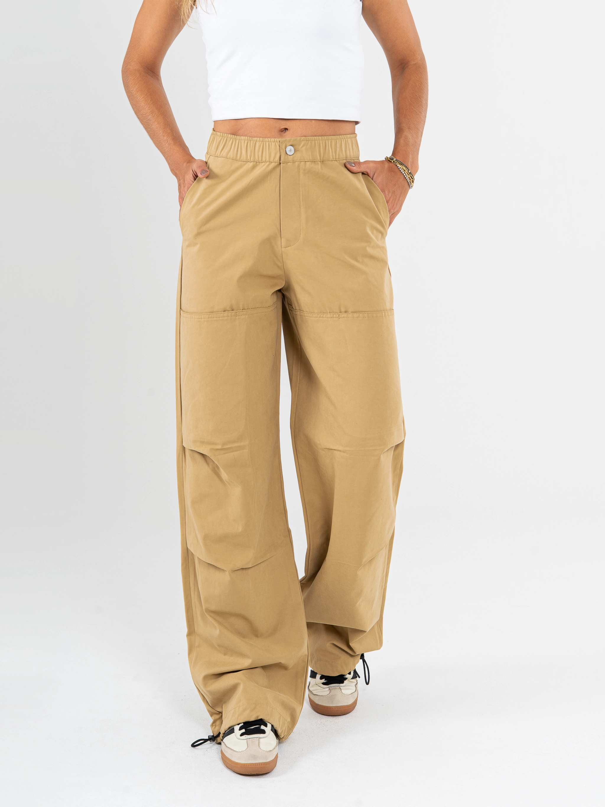 Ref: 069660 Pantalón cargo, straight leg, con cortes, pretina con resorte, tejido plano liviano, tiro alto, tono caqui