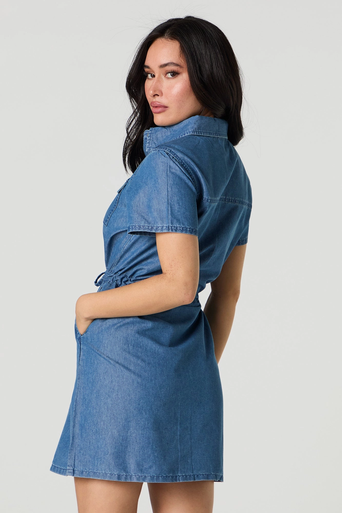 Robe boutonnée en denim avec col