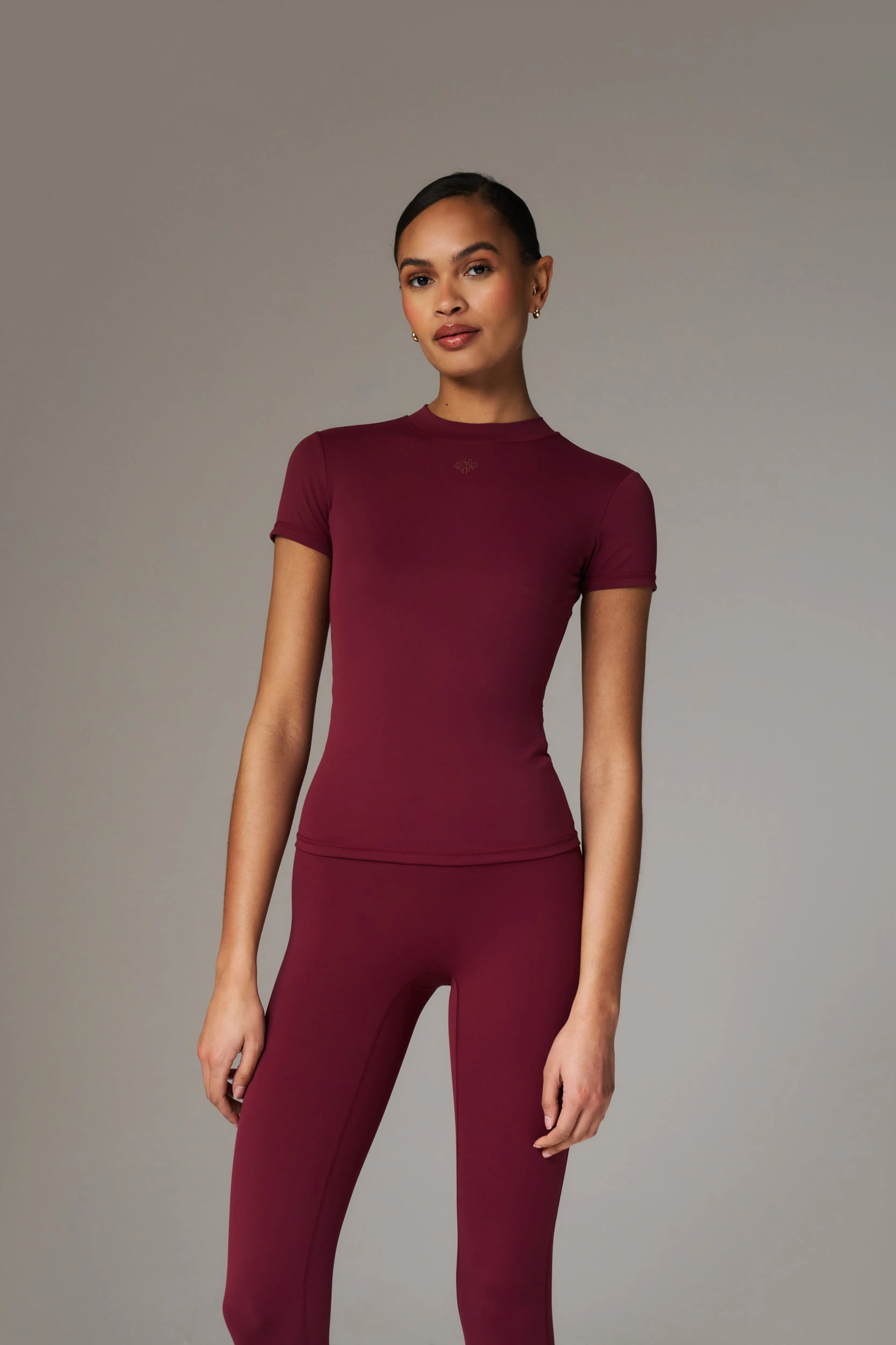 SCULPTING STRETCH EMBLEM BABY TEE - BURGUNDY