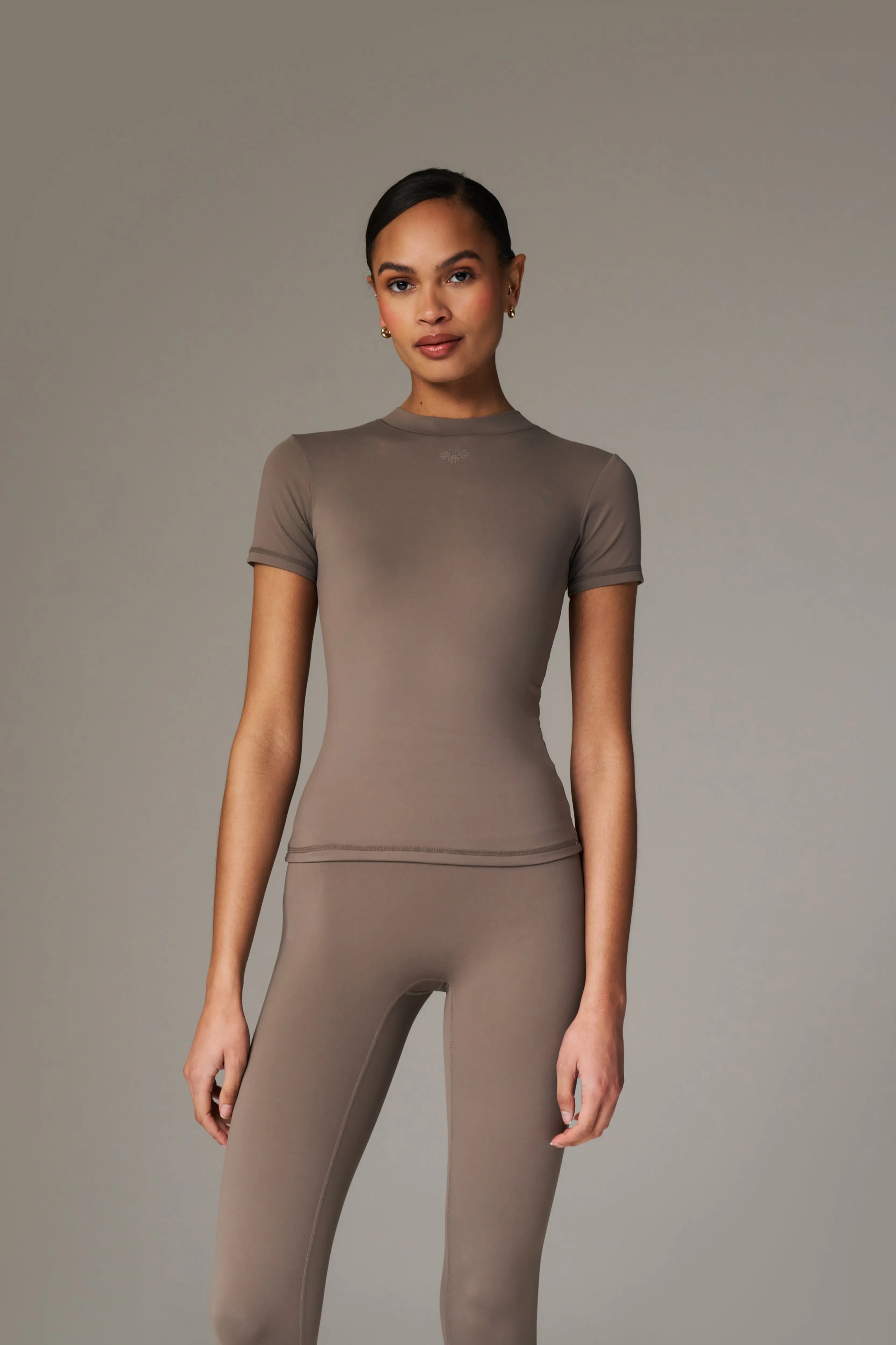 SCULPTING STRETCH EMBLEM BABY TEE - COCOA