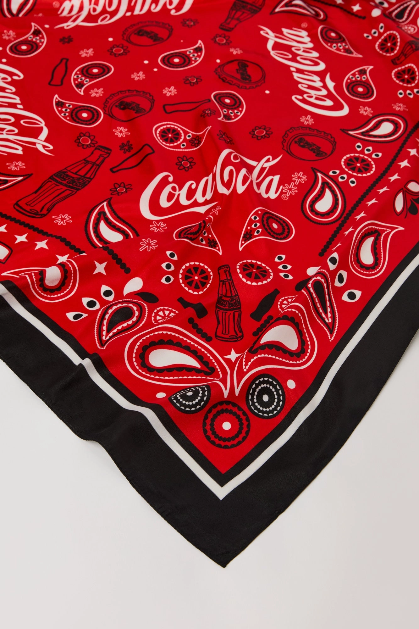 Écharpe multifaçons avec motif cachemire et imprimé Coca Cola