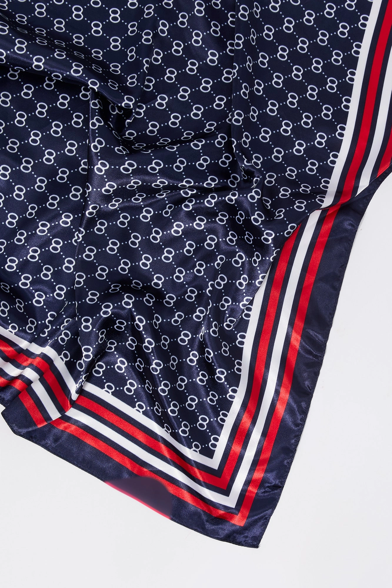 Écharpe multifaçons en satin avec bordure rayée